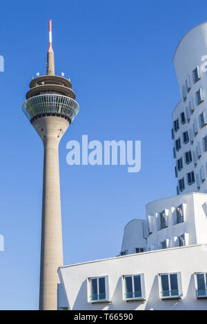 Düsseldorfer Fernsehturm mit moderner Architektur vor Stockfoto