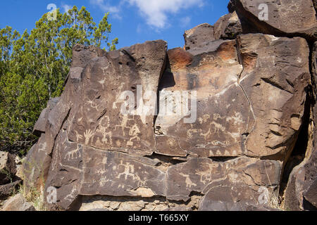 Petroglyphen im La Cieneguilla Petroglyph Site in der Nähe von Santa Fe, New Mexico. Stockfoto