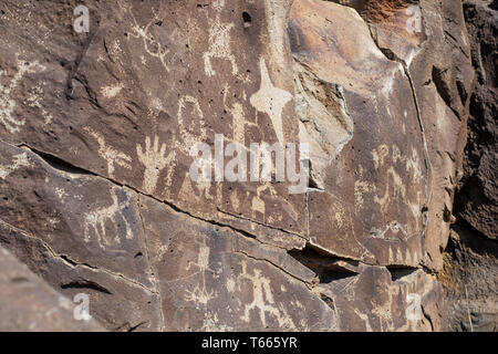 Petroglyphen im La Cieneguilla Petroglyph Site in der Nähe von Santa Fe, New Mexico. Stockfoto