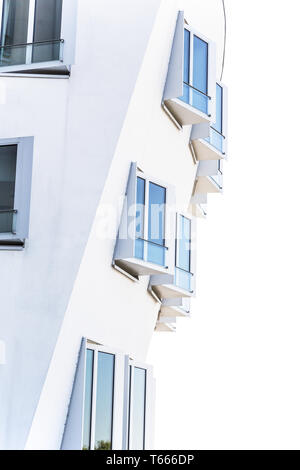 Teil eines modernen Hauses isoliert auf weiss Stockfoto