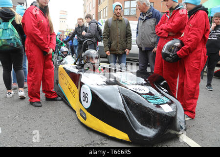 Greenpower Electric Car Racing zu Kingston upon Hull Straßen für die erste Straße Electric Car Rennen in Großbritannien am 28. April 2019 kommen Stockfoto