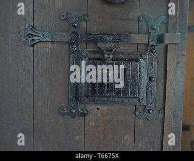 Eine antike Türschloss in St David's Kathedrale, Pembrokeshire, Wales Stockfoto