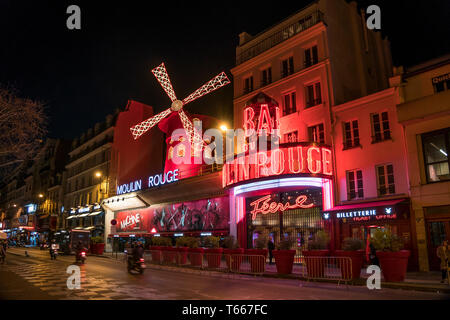 Das beleuchtete Variete Theater Moulin Rouge im Stadtviertel Montmartre Paris, Frankreich | ausgeleuchtet Kabarett theater Moulin Rouge in Montmartre Stockfoto