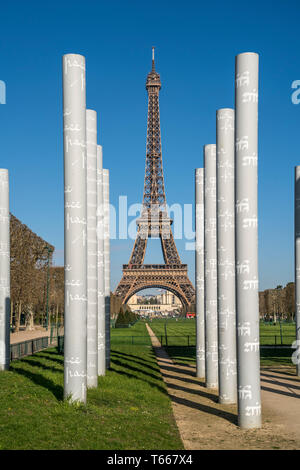 Denkmal Mauer des Friedens und der Eiffelturm in Paris, Frankreich | Wand für Peace Monument und dem Eiffelturm, Paris, Frankreich Stockfoto