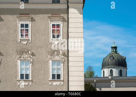 Salzburg Barock, der Blick auf die North Ecke der Residenz und Kuppel der Kollegienkirche, sowohl klassische barocke Gebäude in der Altstadt von Salzburg. Stockfoto