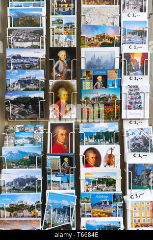 Salzburg Postkarte, Blick auf einem Rack von Postkarten auf Verkauf in Salzburg Altstadt (Altstadt), Österreich. Stockfoto