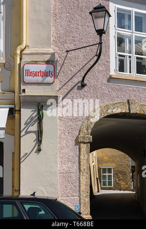 Mozartplatz Salzburg, Blick auf ein Straßenschild gelegen auf einem Barock Gebäude Mozartplatz in der Altstadt von Salzburg, Österreich. Stockfoto