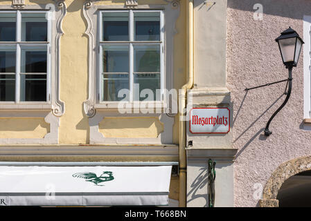 Mozartplatz Salzburg, Blick auf ein Straßenschild gelegen auf einem Barock Gebäude Mozartplatz in der Altstadt von Salzburg, Österreich. Stockfoto