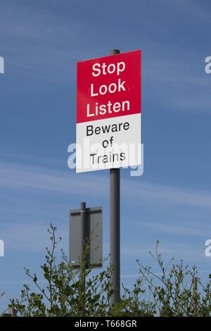 Stop, Look, Zeichen in Rot und Weiß. Stockfoto