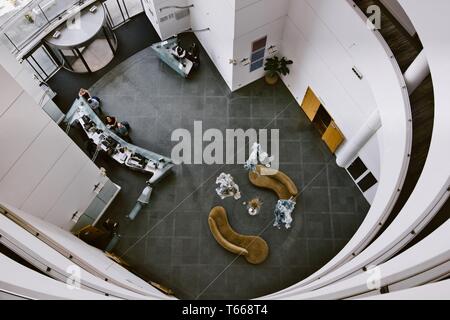 St David's Hotel hohen Winkel Blick auf das Atrium und die Lobby, Cardiff Bay, Cardiff, Wales, Vereinigtes Königreich Stockfoto