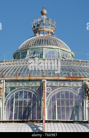 Der Wintergarten mit Krone auf, Teil der Königlichen Gewächshäuser von Laeken. Das Schloss von Laeken ist die offizielle Residenz der belgischen Monarchie. Stockfoto