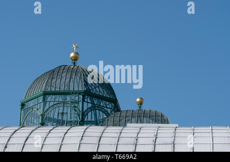 Die Königlichen Gewächshäuser in Laeken besteht aus einem Komplex von einer Reihe von Gewächshäusern, die die Demokratische Republik Kongo von Treibhausgasen gehören. Stockfoto