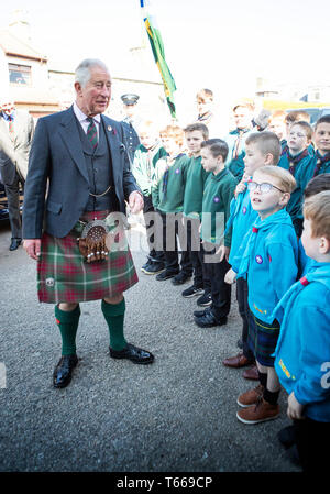 Der Prinz von Wales, bekannt als The Duke of Rothesay, während in Schottland, trifft Pfadfinder bei einem Besuch in der neu renovierten 1 Macduff Scout Hütte in Macduff, Aberdeenshire. Stockfoto