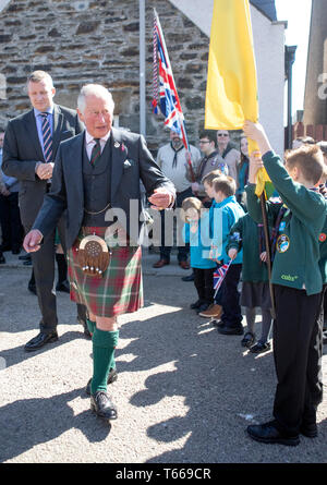 Der Prinz von Wales, bekannt als The Duke of Rothesay, während in Schottland, trifft Pfadfinder bei einem Besuch in der neu renovierten 1 Macduff Scout Hütte in Macduff, Aberdeenshire. Stockfoto