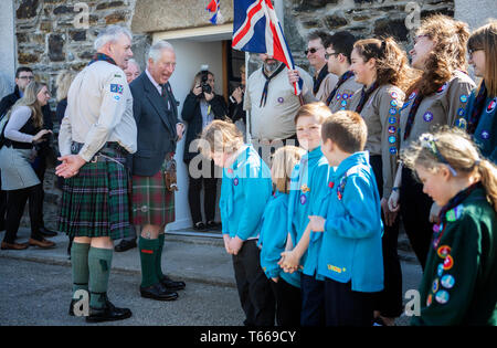 Der Prinz von Wales (Mitte links), auch bekannt als The Duke of Rothesay, während in Schottland, trifft auf Scout-Führer und Mitglieder bei einem Besuch in der neu renovierten 1 Macduff Scout Hütte in Macduff, Aberdeenshire. Stockfoto