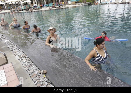 Aquatic Fitness ist als Aktivitäten im Wasser durchgeführt, fördern und die körperliche und geistige Fitness verbessern definiert. Stockfoto