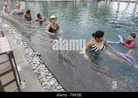 Aquatic Fitness ist als Aktivitäten im Wasser durchgeführt, fördern und die körperliche und geistige Fitness verbessern definiert. Stockfoto