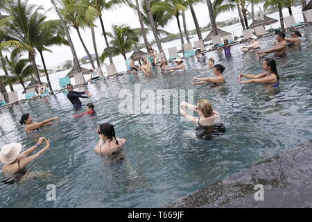 Aquatic Fitness ist als Aktivitäten im Wasser durchgeführt, fördern und die körperliche und geistige Fitness verbessern definiert. Stockfoto