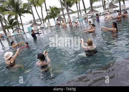 Aquatic Fitness ist als Aktivitäten im Wasser durchgeführt, fördern und die körperliche und geistige Fitness verbessern definiert. Stockfoto