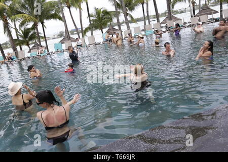 Aquatic Fitness ist als Aktivitäten im Wasser durchgeführt, fördern und die körperliche und geistige Fitness verbessern definiert. Stockfoto