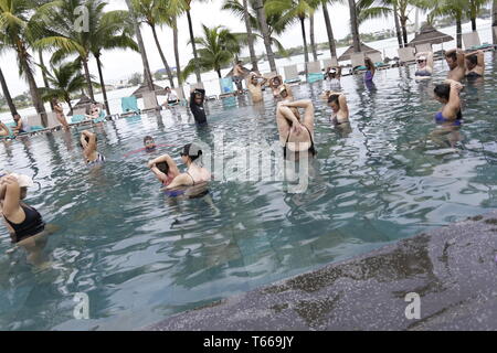 Aquatic Fitness ist als Aktivitäten im Wasser durchgeführt, fördern und die körperliche und geistige Fitness verbessern definiert. Stockfoto