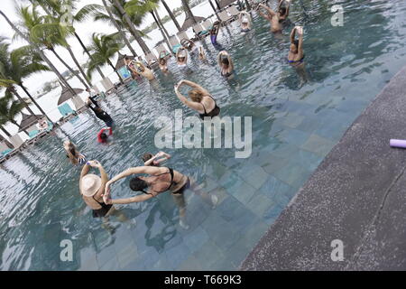 Aquatic Fitness ist als Aktivitäten im Wasser durchgeführt, fördern und die körperliche und geistige Fitness verbessern definiert. Stockfoto