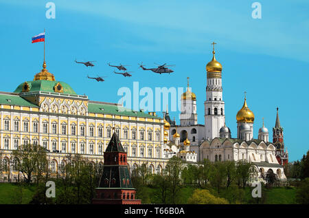 Gruppe der modernen Transport Hubschrauber über den Moskauer Kreml vor dem Hintergrund der Staat Flagge der Russischen Föderation Stockfoto