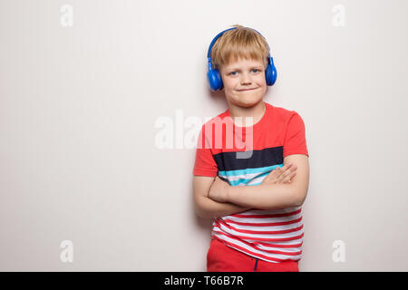 Kid Studio Schießen können Sie über Kopfhörer Musik hören. Auf weissem Hintergrund Stockfoto