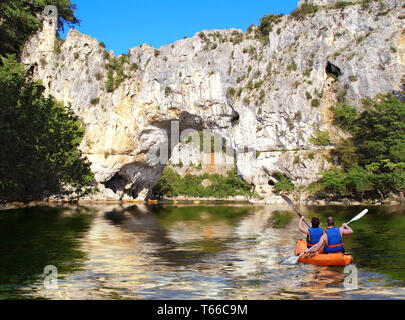 Steinerne Brücke über dem Fluss Ardèche, Frankreich. Stockfoto