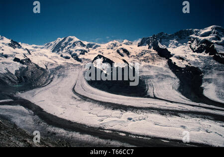 Die Gornergrat, Gornergrat; 3.135 m (10.285 ft)) ist eine felsige Kante der Walliser Alpen mit Blick auf den Gornergletscher süd-östlich von Zermatt in der Schweiz. Es kann von Zermatt erreicht werden vom Gornergrat Zahnradbahn (GGB), die höchste Open-air-Bahn in Europa und dem Gornergrat infrarot Teleskop. Es liegt etwa drei Kilometer östlich von Zermatt im Schweizer Kanton Wallis. Der Gornergrat ist zwischen dem Gornergletscher Findelgletscher und gelegen und bietet einen Blick auf die mehr als 20-tausend Meter Peaks, deren höchste sind Dufourspitze (Monte Rosa Massiv), Liskamm, Matterhorn, Tun Stockfoto