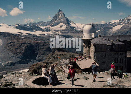 Die Gornergrat, Gornergrat; 3.135 m (10.285 ft)) ist eine felsige Kante der Walliser Alpen mit Blick auf den Gornergletscher süd-östlich von Zermatt in der Schweiz. Es kann von Zermatt erreicht werden vom Gornergrat Zahnradbahn (GGB), die höchste Open-air-Bahn in Europa und dem Gornergrat infrarot Teleskop. Es liegt etwa drei Kilometer östlich von Zermatt im Schweizer Kanton Wallis. Der Gornergrat ist zwischen dem Gornergletscher Findelgletscher und gelegen und bietet einen Blick auf die mehr als 20-tausend Meter Peaks, deren höchste sind Dufourspitze (Monte Rosa Massiv), Liskamm, Matterhorn, Tun Stockfoto