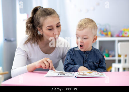 Logopädin Lehre schreiben Aussprache zu Kind Junge im Klassenzimmer Stockfoto