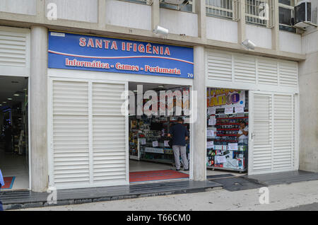 Sao Paulo SP, Brasilien - 27. Februar 2019: Galerie mit Geschäften in Santa Ifigenia Viadukt. Handel mit Elektronik. Stockfoto