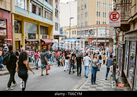 Sao Paulo SP, Brasilien - 27. Februar 2019: Viele Menschen gehen mit Ladeira Porto Geral Straße Ecke mit dem März 25 Street (25 de Marco). Die stadtzentren p Stockfoto