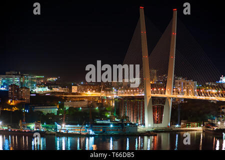 Nacht Blick von der Brücke in der Russischen Vladivosto Stockfoto