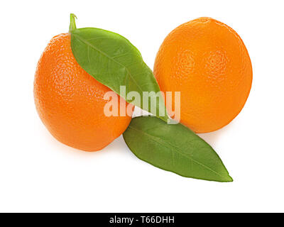 Reife orange Früchte mit Blättern isoliert auf weißem b Stockfoto