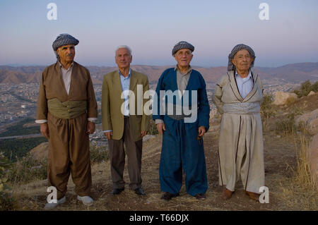 Kurdische Männer tragen traditionelle Kleidung tragen nach Ansicht von Dohuk, der kurdischen Region des Irak Stockfoto