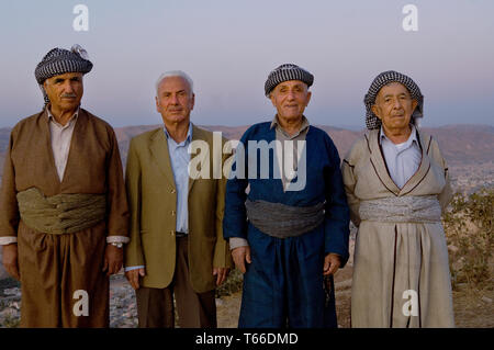 Kurdische Männer tragen traditionelle Kleidung tragen nach Ansicht von Dohuk, der kurdischen Region des Irak Stockfoto