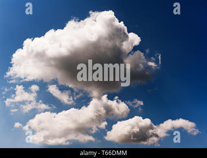 Sonne ist von Gewitterwolken geschlossen. Stockfoto