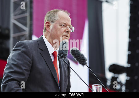 Steinbrueck (SPD), SPD-Kanzlerkandidat, hält eine Rede während der 150 Jahre SPD in Berlin. Stockfoto