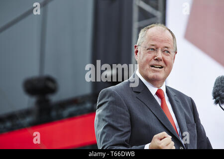 Steinbrueck (SPD), SPD-Kanzlerkandidat, hält eine Rede während der 150 Jahre SPD in Berlin. Stockfoto