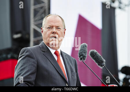 Steinbrueck (SPD), SPD-Kanzlerkandidat, hält eine Rede während der 150 Jahre SPD in Berlin. Stockfoto