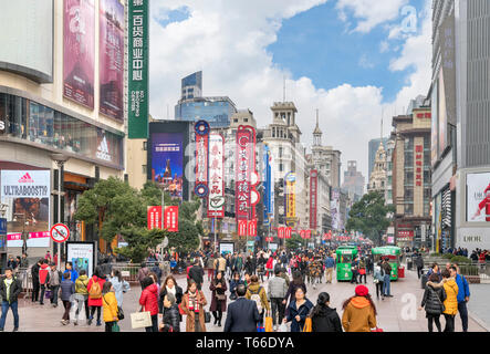 Massen von Käufern auf der East Nanjing Road, eine der belebtesten Straßen der Stadt, Shanghai, China Stockfoto