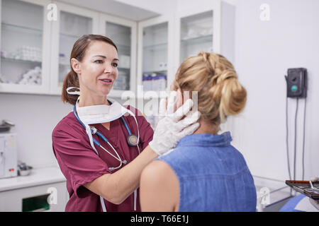 Weibliche Kinderarzt untersuchen Mädchen Patienten in Klinik Untersuchungsraum Stockfoto