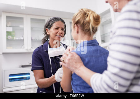 Weibliche Kinderarzt untersuchen Mädchen Patienten in Klinik Untersuchungsraum Stockfoto