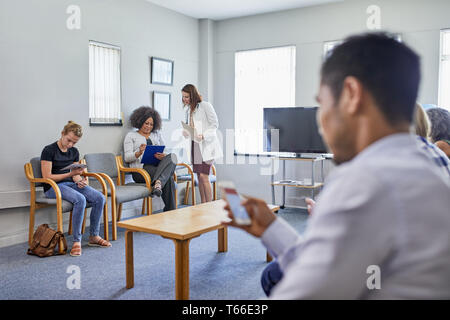 Arzt und Patienten in der Klinik Wartezimmer Stockfoto
