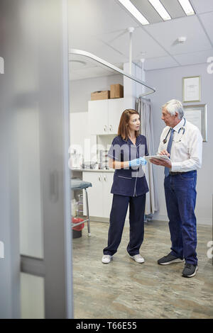 Arzt und Krankenschwester mit digitalen Tablet in Klinik Untersuchungsraum Stockfoto