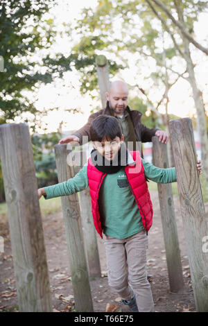 Vater und Sohn spielen im park Stockfoto