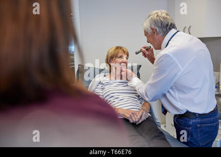Leitender Arzt der Patient in der Klinik Untersuchungsraum Stockfoto