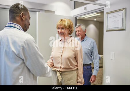 Arzt Gruß senior Paar in Klinik Ärzte Büro Stockfoto